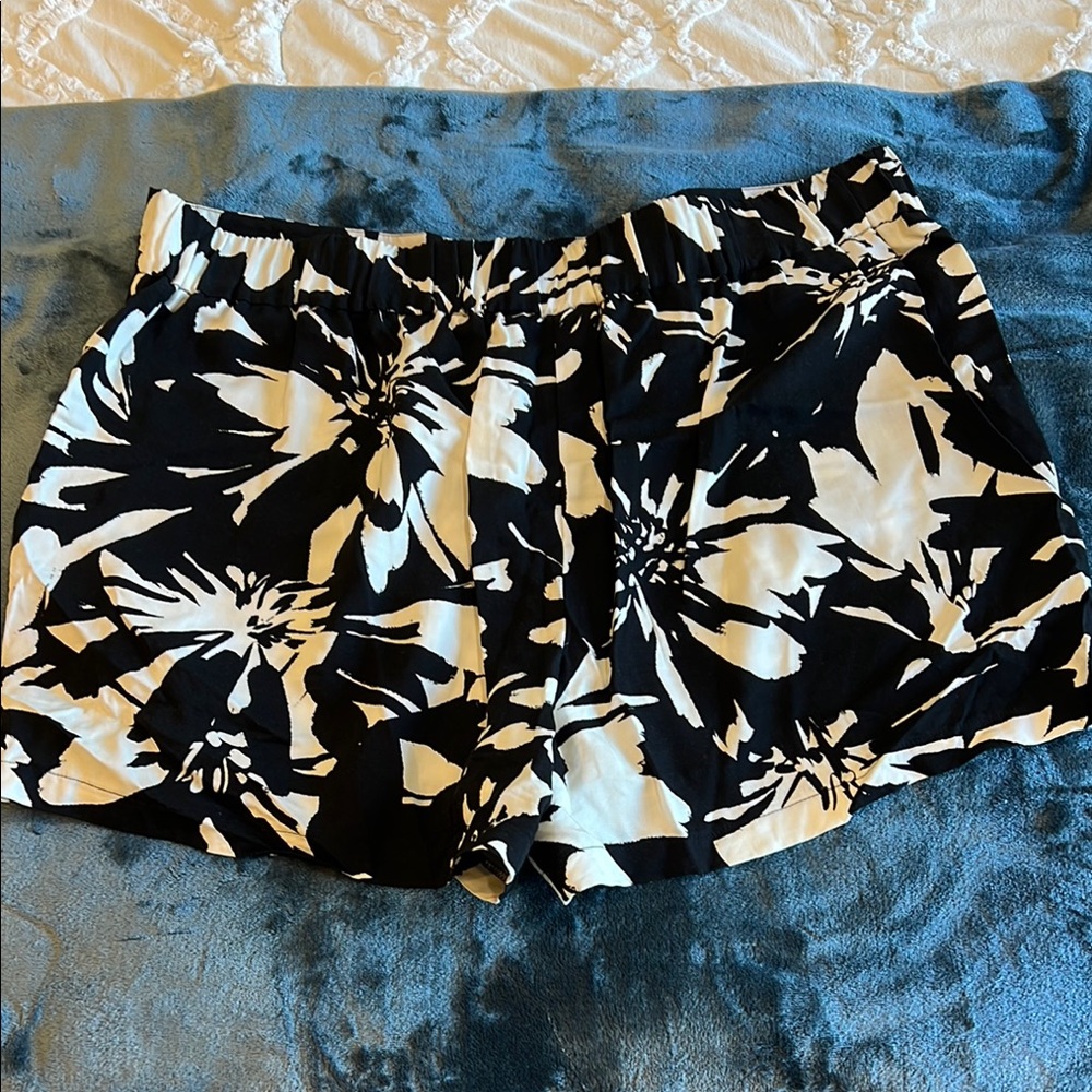 Nine West High Waist Black and White Floral Shorts